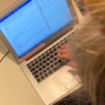 opiskelija tietokoneen äärellä tekemässä kyselylomaketta.
