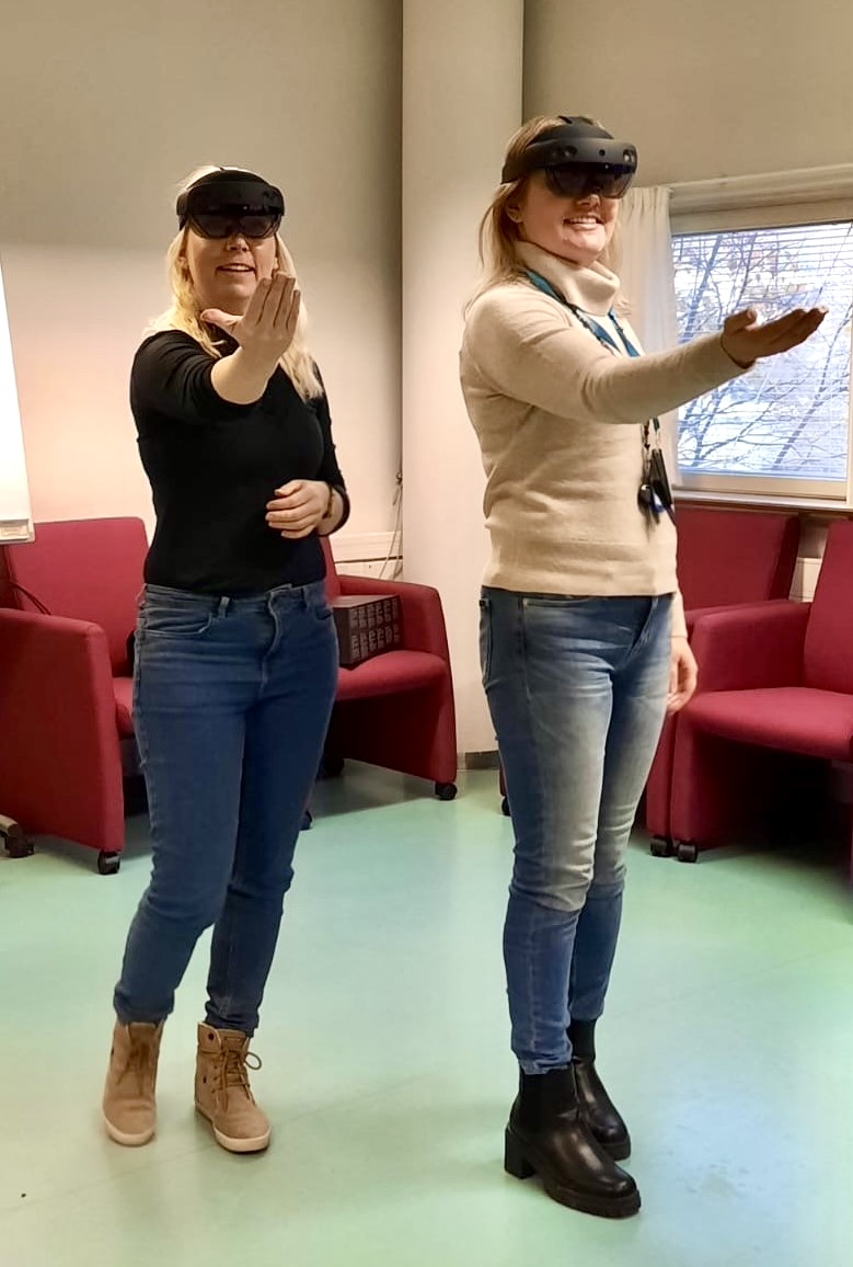 Kaksi henkilöä käyttävät opiskelussa Microsoft HoloLens2 -älylaseja. 