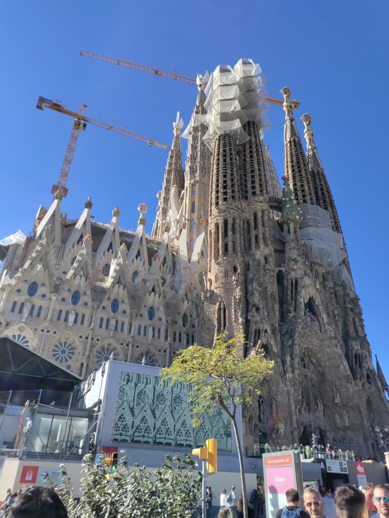 kuva La Sagrada Familia -kirkosta.