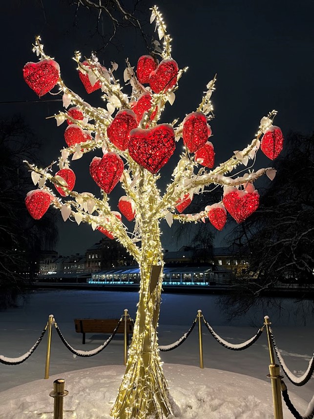 Valaistu luminen puu, jonka oksilla on punaisia valosydämiä.