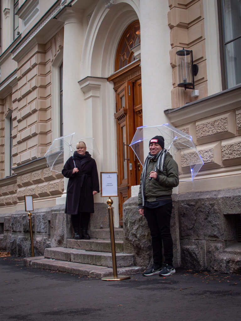 Tapahtumaprojektin opiskelijat vastaanottamassa vieraita.