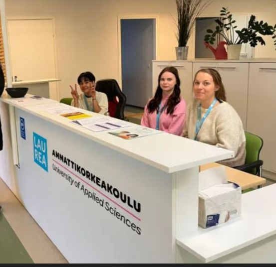 Kuvassa on kaksi sosionomiopiskelijaa ja yksi terveydenhoitajaopiskelija.