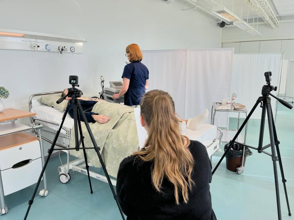 Käsikirjoitusta luetaan ääneen videokuvauksissa.
