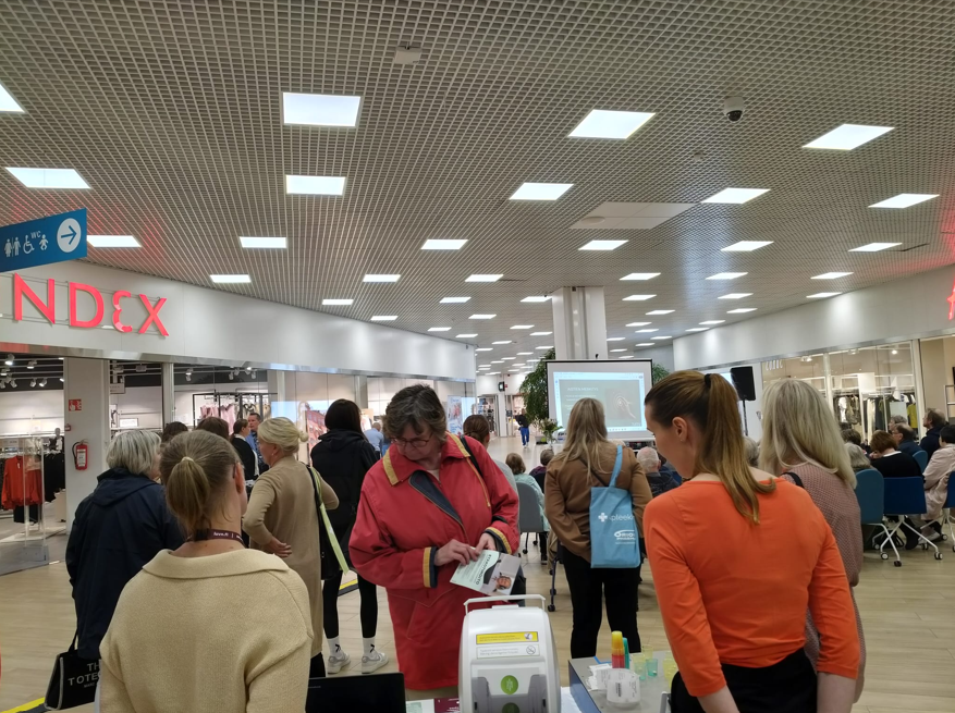 Länsi-Uudenmaan hyvinvointialueen näytteilleasettajat kertomassa toiminnastaan.