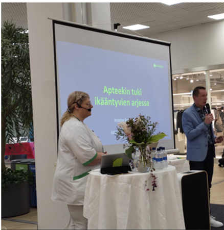 Apteekkarin esitys tapahtumalavalla.