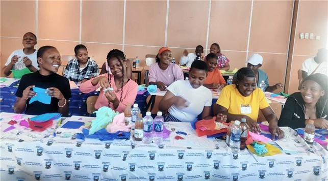 nuoria työskentelemässä.