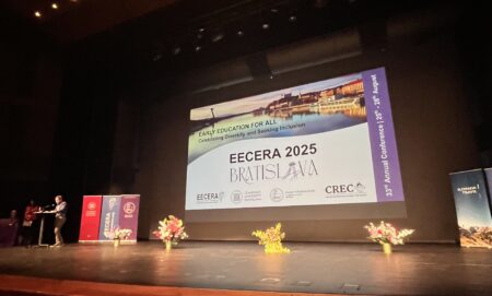 kuva konferenssin puhujalavasta.