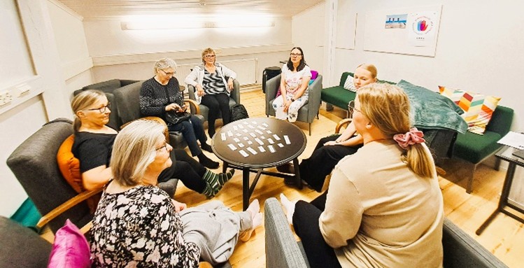 Omaishoitajille suunnatut vertaisryhmät mahdollistavat osallistumisen kokemusten, tunteiden sekä neuvojen ja tuen jakamiseen. Vaikka omaishoitoperheiden tilanteet ovat aina yksilöllisiä, niin muiden samankaltaisessa tilanteessa olevien kohtaaminen tarjoaa omaishoitajille merkityksellisen tuen järjestösektorin ja sosiaali- ja terveydenhuollon ammattilaisten tarjoamien palveluiden rinnalle.