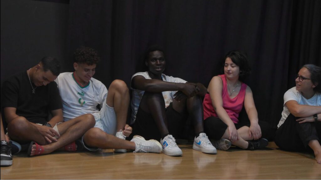 Nuoret turvapaikanhakijat harjoituksen jälkeen vastasivat katsojien kysymyksiin harjoitusprosessista.