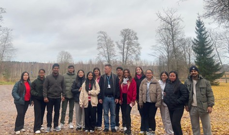 Opiskelijaryhmä kansanpuistossa.