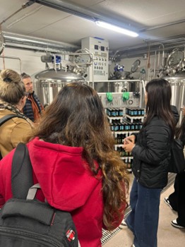 Opiskelijaryhmä olutpanimolla.