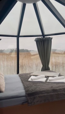 Näkymä lasi-iglusta Poukamassa