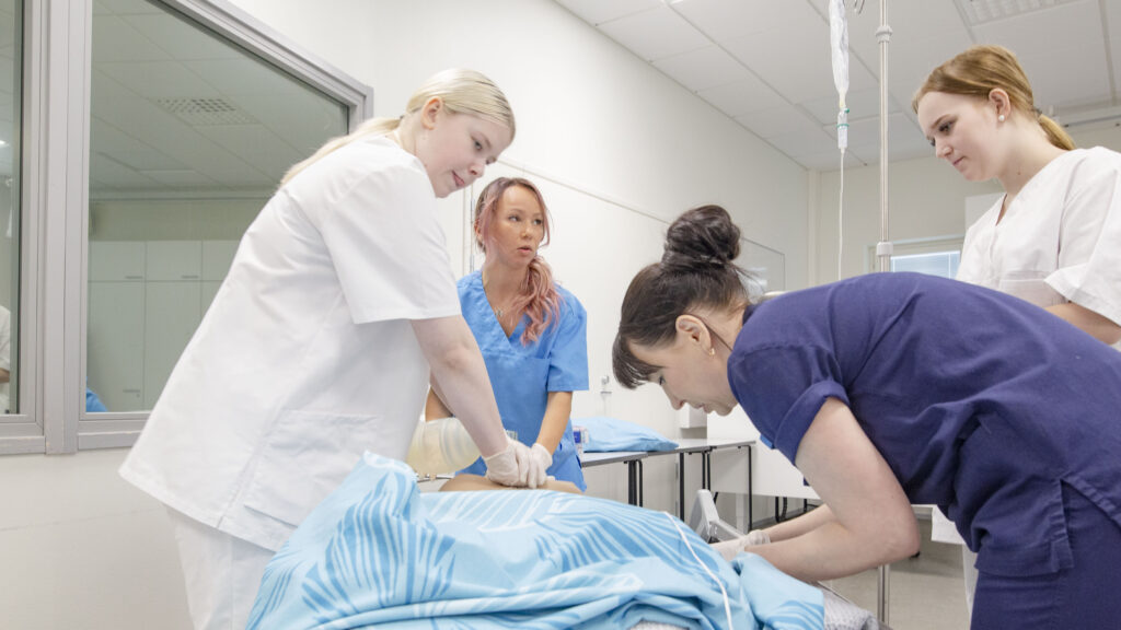 neljä simualaatioharjoitukseen osallistuvaa antaa ensiapua simulaationukelle.