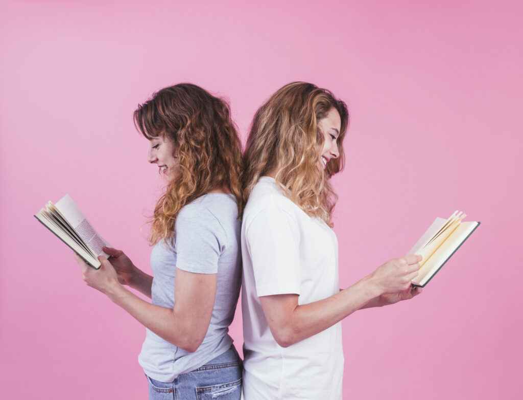 kuvituskuva, kaksi naista lukemassa selät vastakkain.