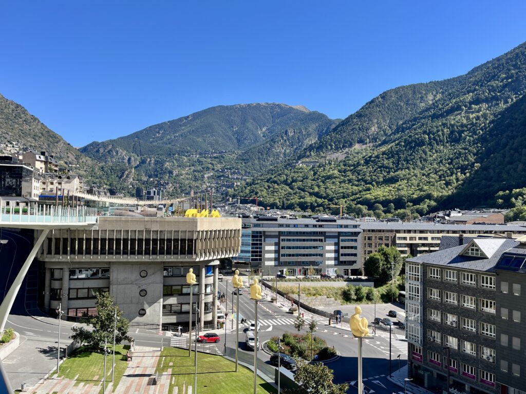 Andorran pääkaupunki Andorra la Vella sijaitsee laaksossa vuorten välissä.