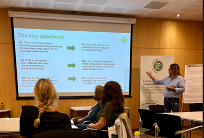 Laurean yliopettaja Teemu Santonen fasilitoimassa työpajaa, jossa koottiin ideoita Living Labien ja yritysten välisen yhteistyön kasvattamiseen.