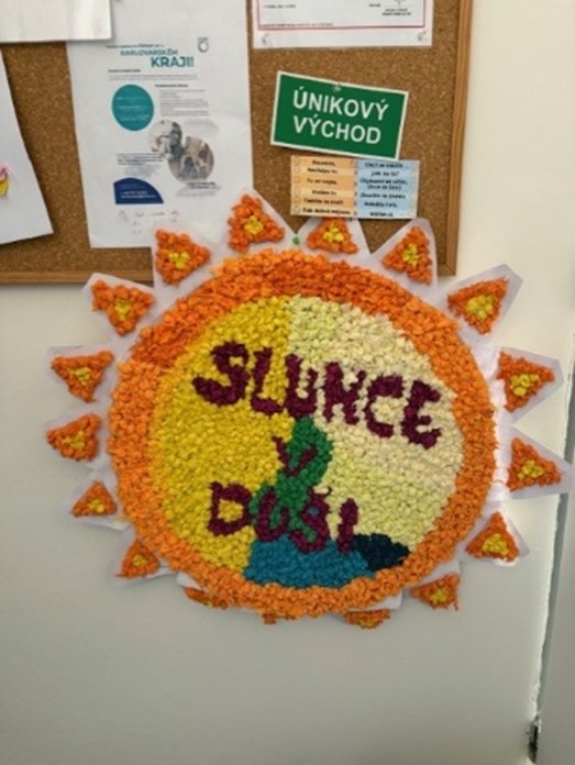 Taideteos Fokuksen seinällä, ”slunce a duše” eli aurinko ja sielu.