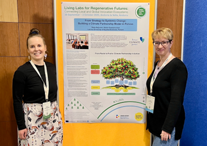 Artikkelin kirjoittajat Kaisla Saastamoinen (vas.) ja Raija Kaljunen esittelemässä posteria.