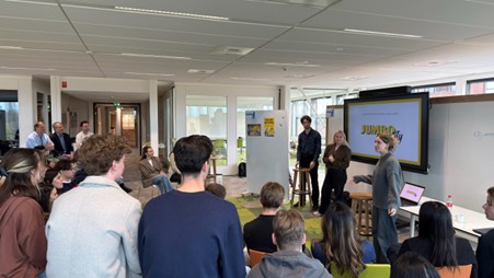 kuva esitystilanteesta.