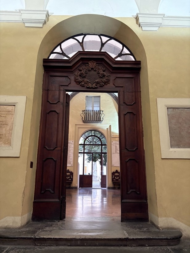 Kuvassa on Parman yliopiston sisäänkäynti, josta näkymä vehreälle sisäpihalle.