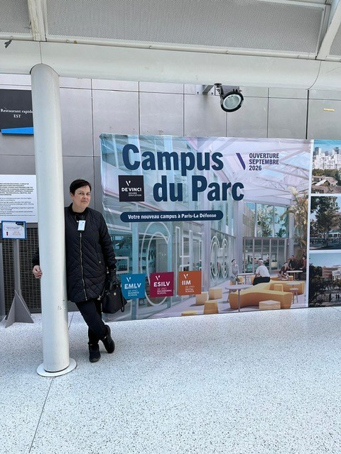 Matkalla opettamaan, kuvassa Terhi Kärpänen nojaa kampuksella pylvääseen.