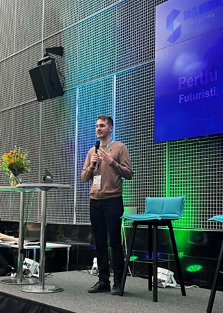 Futuristi Perttu Pölönen puhumassa.