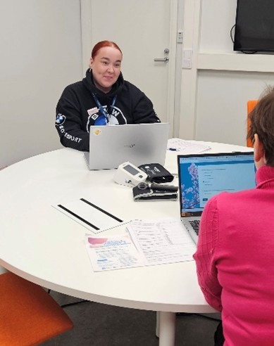 Sairaanhoitaja- ja terveydenhoitajaopiskelijat toteuttamassa hyvinvointi- ja terveystapaamista osana Hyvinvoiva omaishoitoperhe -hankkeen pilottia.