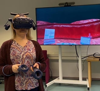 Opiskelija katsoo VR-laseilla sepelvaltimoa. 