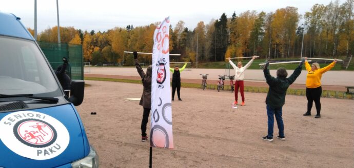 kuva pakusta ja jumppaavista henkilöistä.