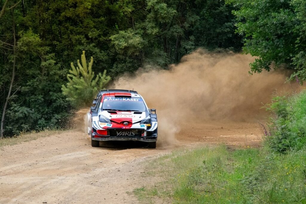 Kuvituskuva ralliautosta, joka pöllyttää hiekkaa
