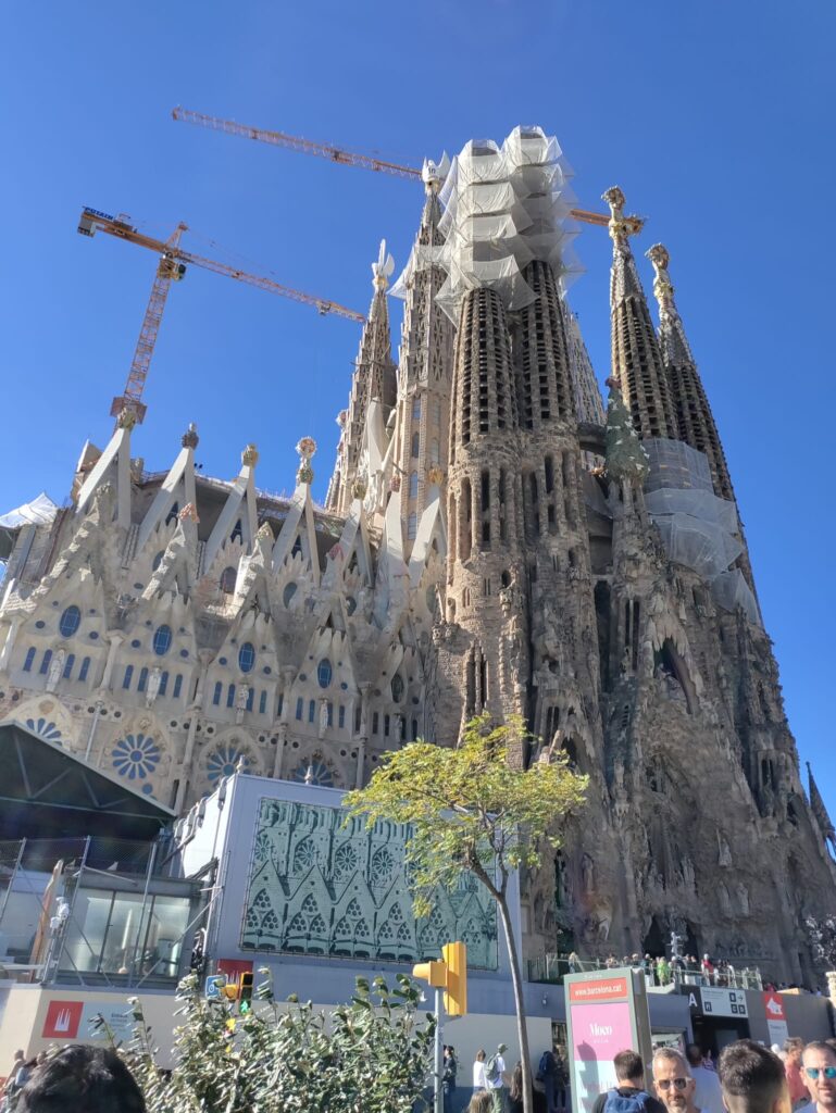 kuva La Sagrada Familia -kirkosta.
