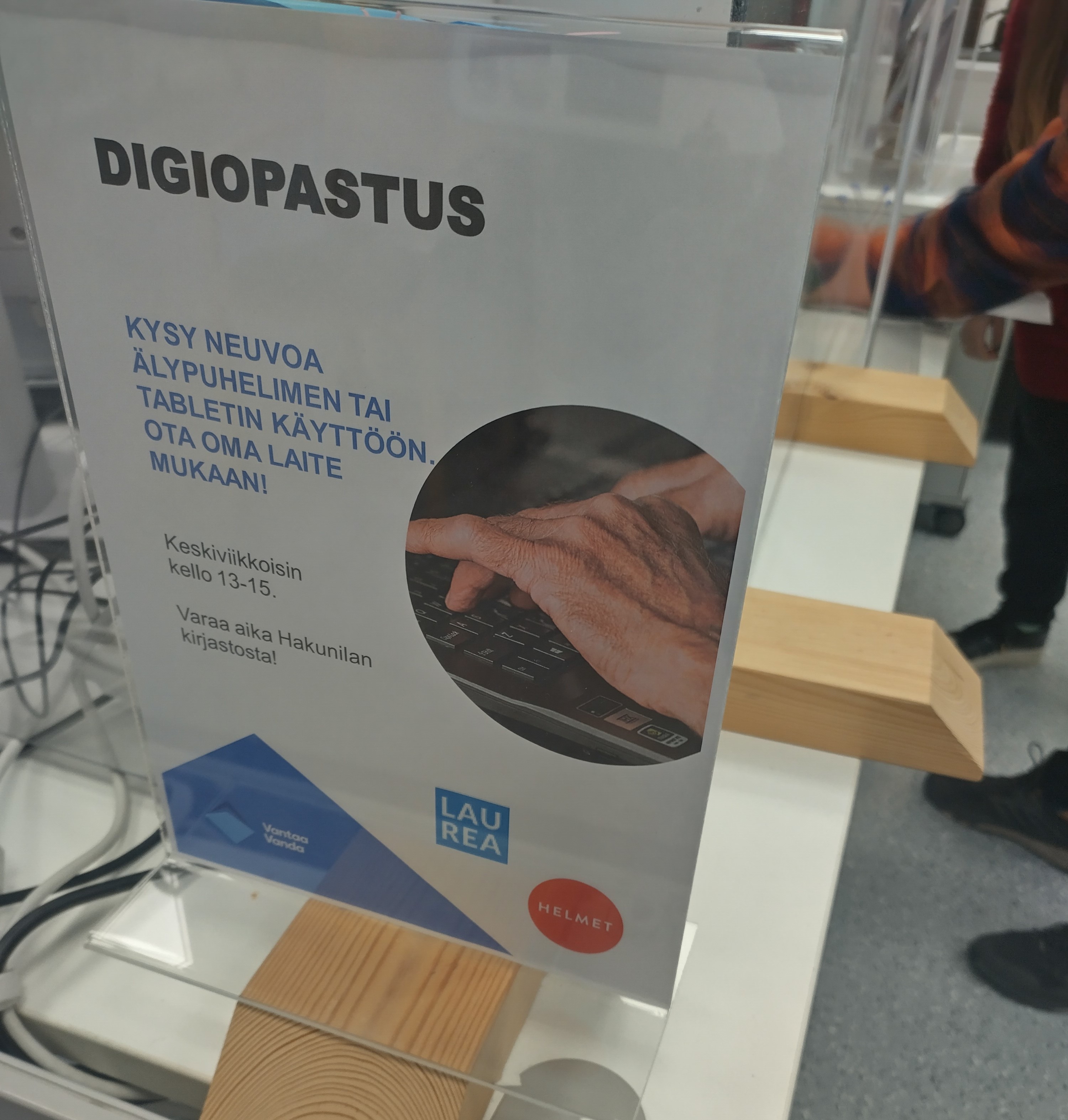 kuvituskuva digiohjauksen mainoksesta kirjastossa.