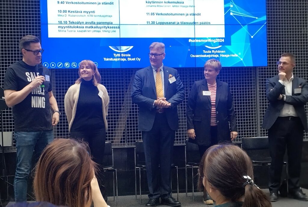 kuvituskuva paneelin keskustelijoista.