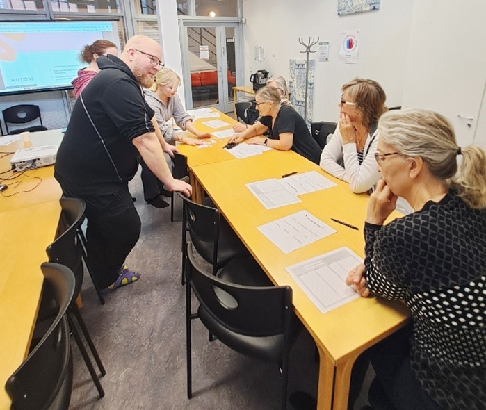 Omaishoitajat tarvitsevat myös konkreettista neuvontaa ja opastusta omaishoitajuuteen. Lääkehoidon toteuttaminen kotioloissa on monelle uusi asia samoin kuin konkreettiset hoitotoimenpiteet, kuten esimerkiksi omaishoidettavan konkreettinen avustaminen päivittäisissä toimissa. Omaishoitajille on tärkeätä tuntea, etteivät he ole vastuullaan olevien tehtävien kanssa yksin, vaan he voivat tarvittaessa osallistua vaikkapa yhteisiin neuvontatilaisuuksiin, missä he kohtaavat ammattilaisten lisäksi myös muita omaishoitajia.