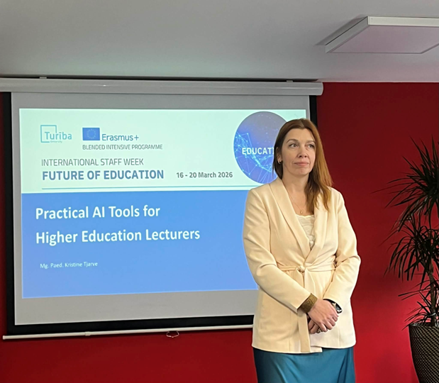 Kristine Tjarve seisoo sinivalkoisen dian edessä ja diassa lukee Practical AI Tools for Higher Education Lecturers.