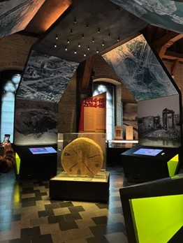 Sahattu puun rungon pala Rauhan museossa Ypresin kaupungissa Belgiassa. Puun rungossa näkyy mustia läikkiä, jotka ovat syntyneet ensimmäisen maailmansodan aikana tehdyn pommituksen yhteydessä.