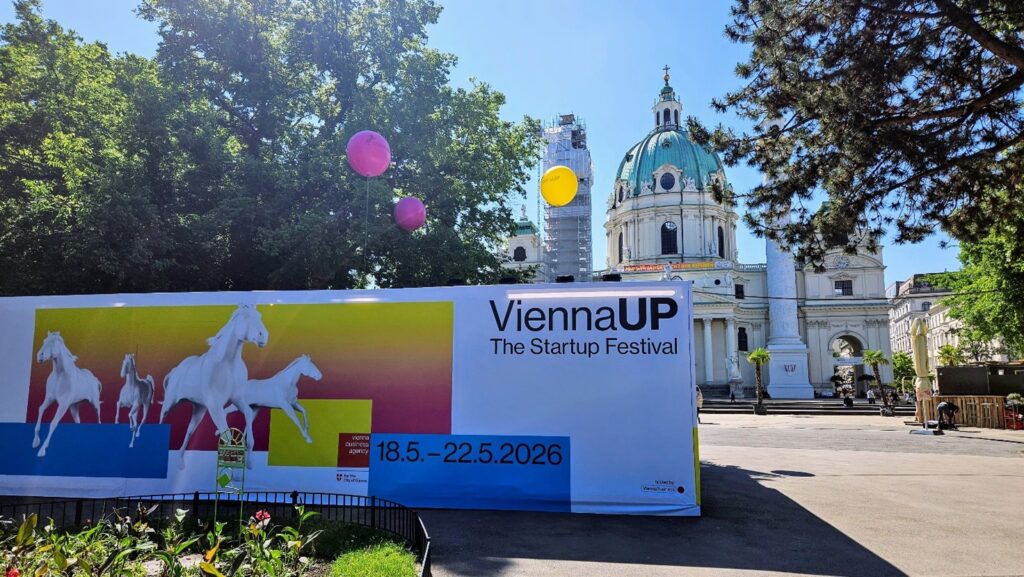ViennaUp-festivaalin mainoslakana edessä, takana kirkko.