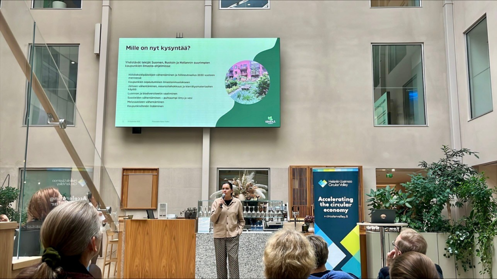Nina Kinnunen Kekkilä BVB Oy:stä esittelemässä yrityksen näkökulmia kiertotalouteen Kiertotalouden afterwork – Ei missata miljardeja! -tilaisuudessa Helsingissä.